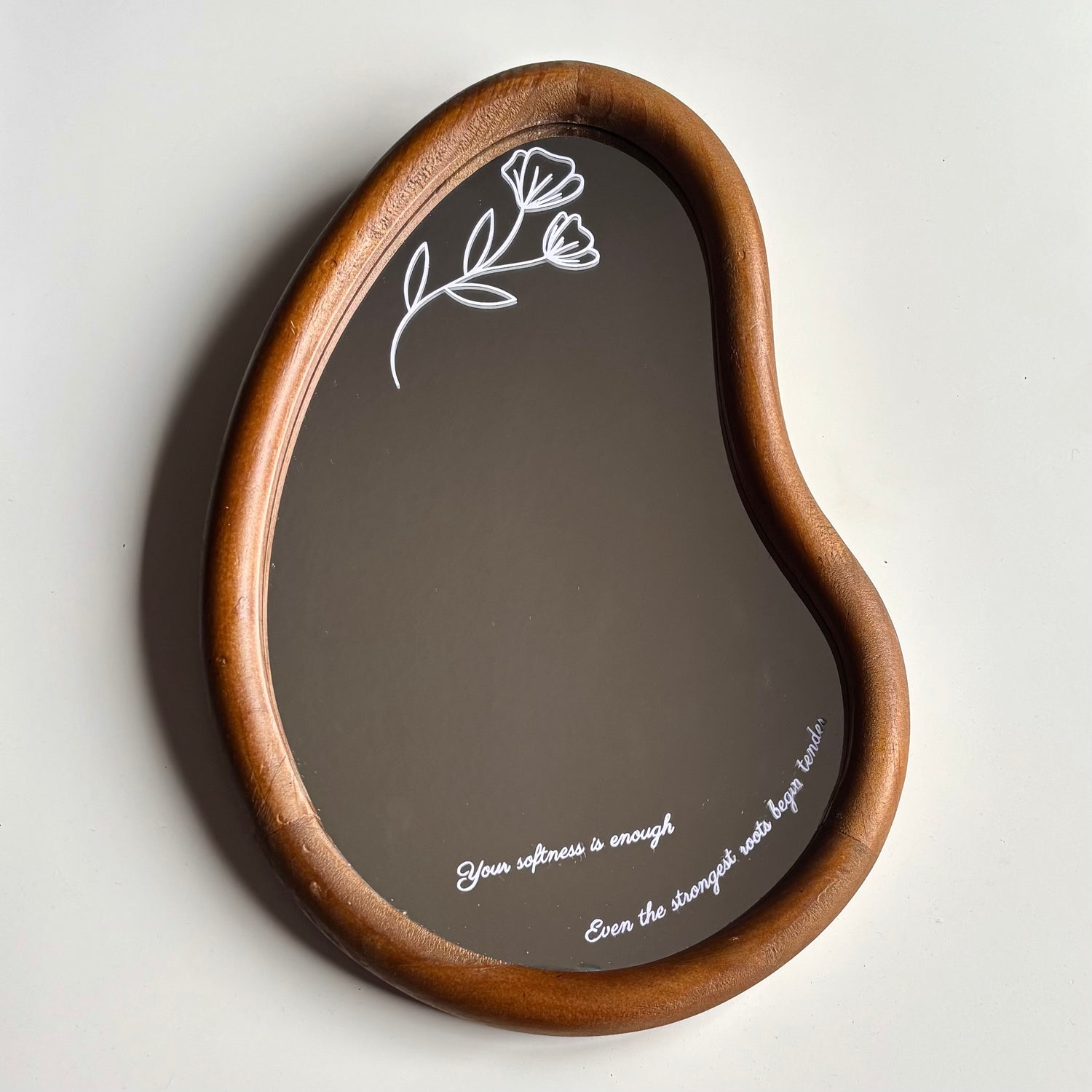 Espejo decorativo de madera con frase “Your softness is enough” – edición especial Rasdelma