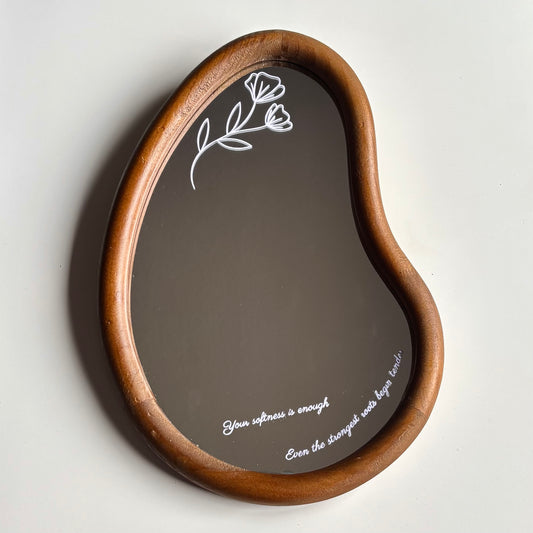 Espejo decorativo de madera con frase “Your softness is enough” – edición especial Rasdelma