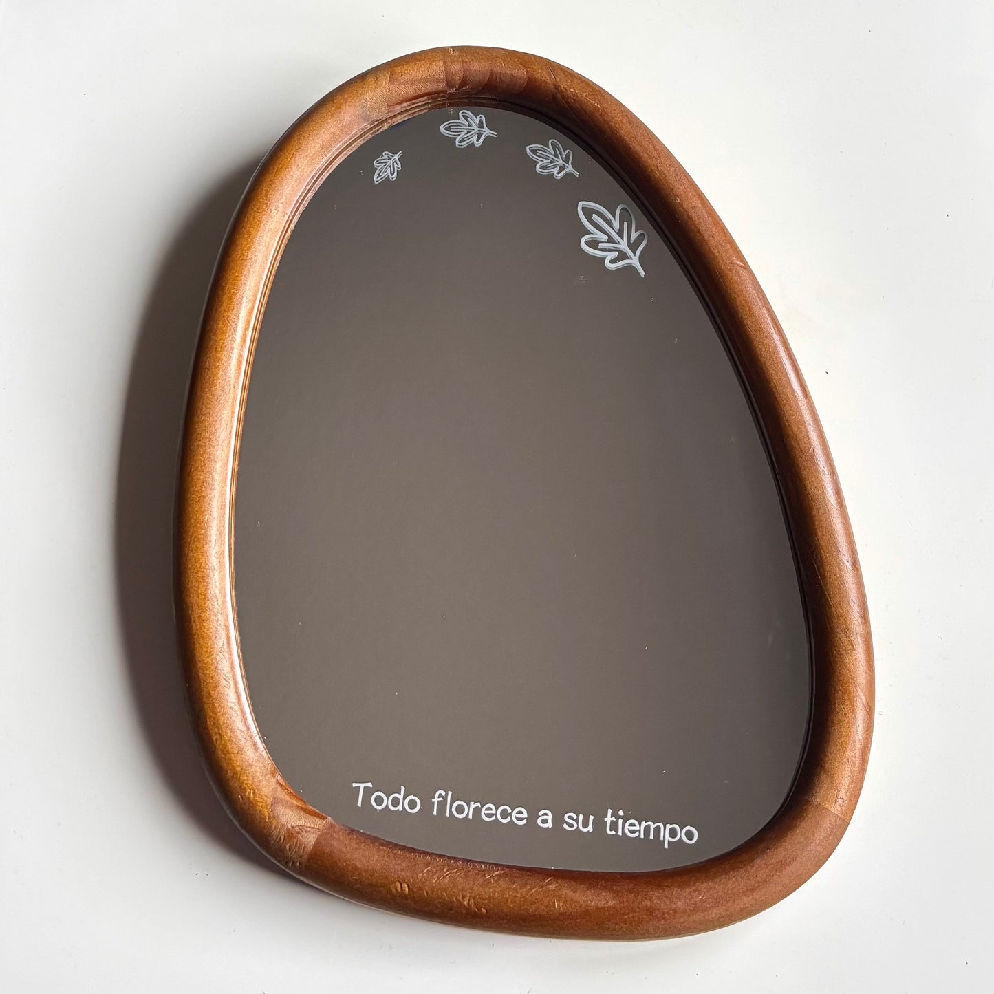 Espejo decorativo de madera con frase “Todo florece a su tiempo” – edición especial Rasdelma