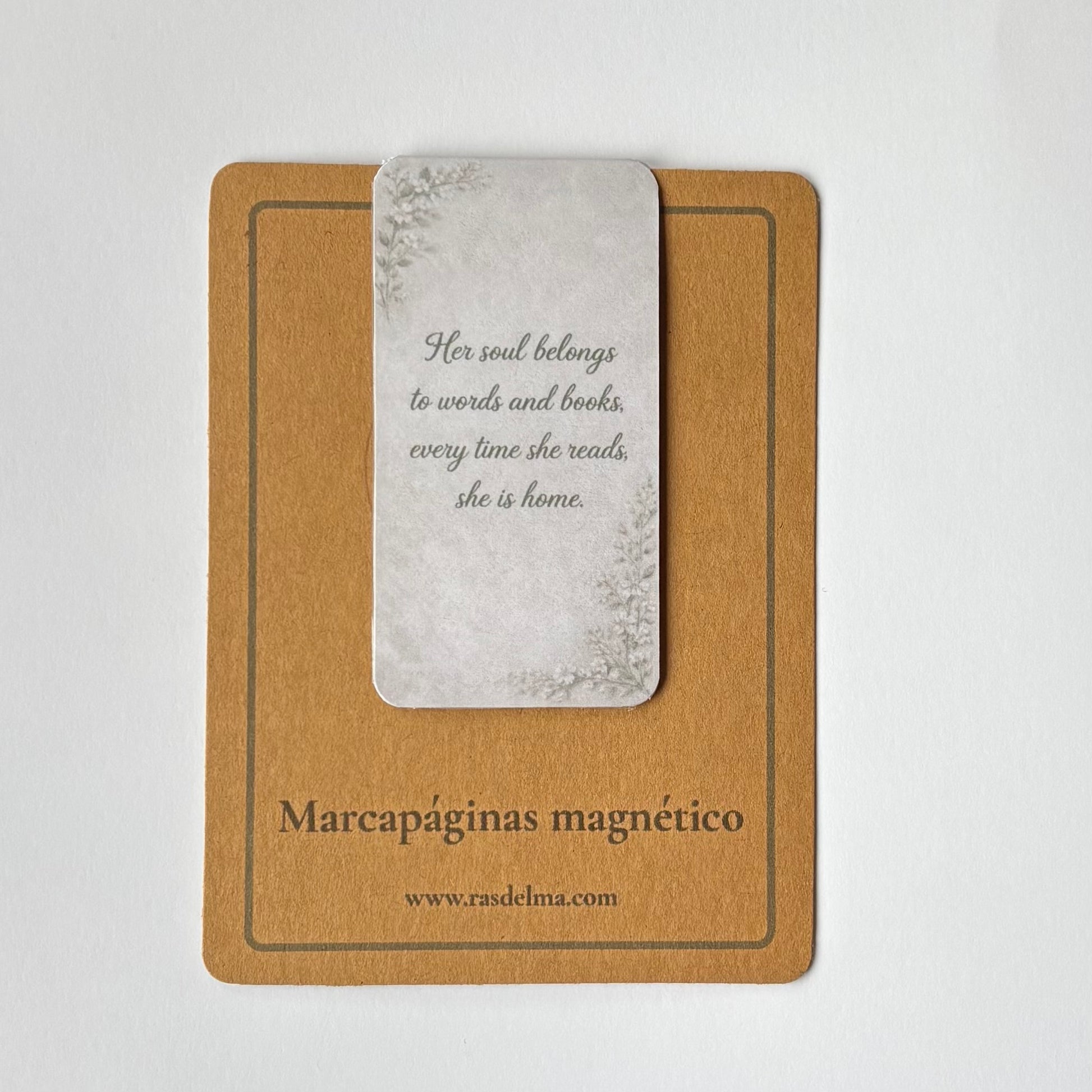 Marcapáginas magnético de lectura modelo beige con tarjeta Rasdelma – presentación del producto