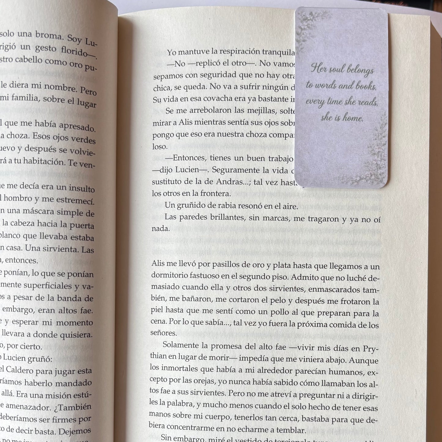 Marcapáginas magnético colocado en un libro – ejemplo de uso