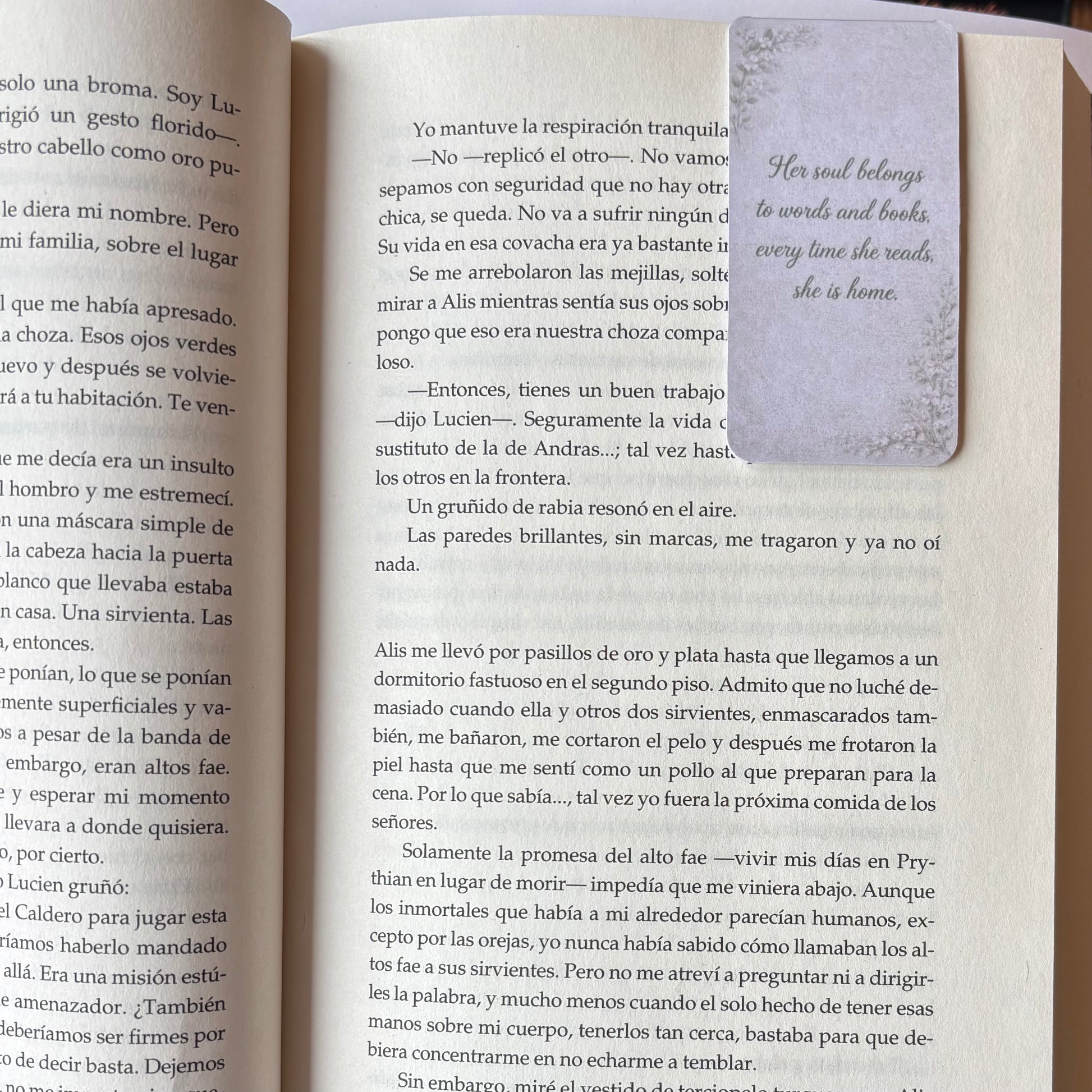 Marcapáginas magnético colocado en un libro – ejemplo de uso