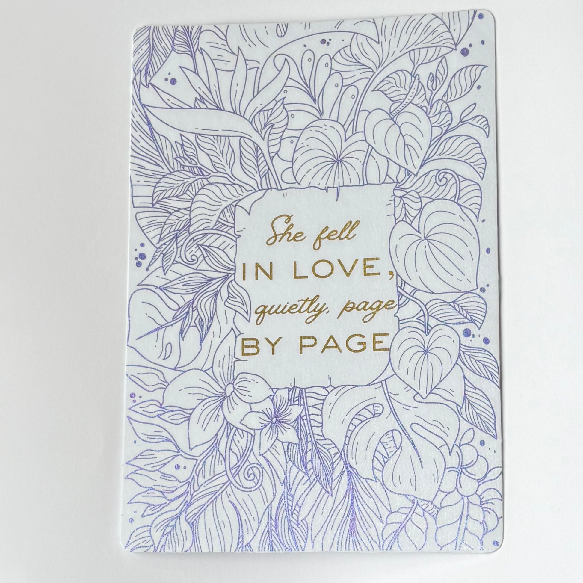 Insert decorativo para eReader en foil morado azulado con efecto de luz – colección Frases que acompañan Rasdelma