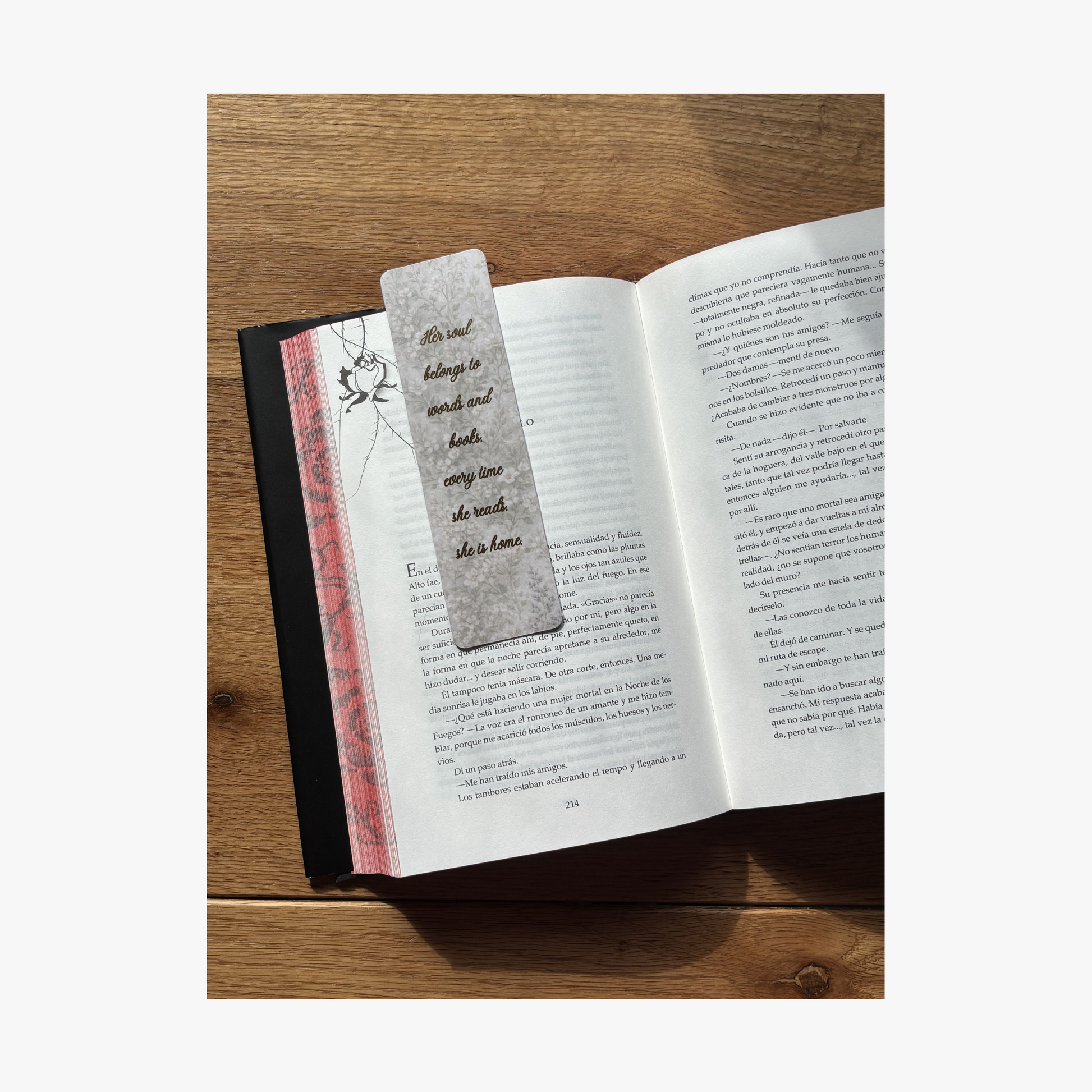 marcapaginas de lectura con frase her soul belongs to words and books colocado en un libro Rasdelma