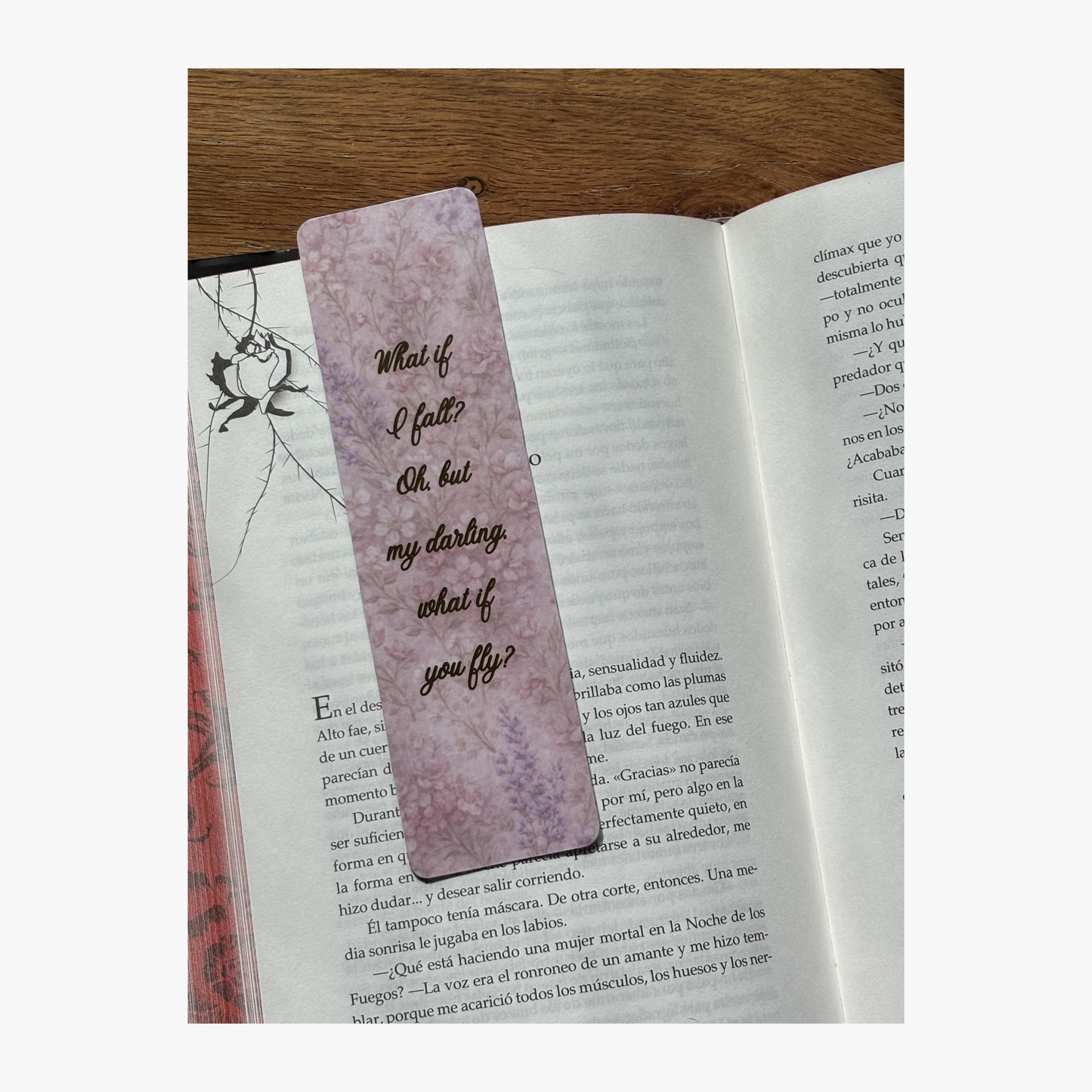 marcapaginas de lectura con frase what if i fall oh but my darling what if you fly colocado en un libro Rasdelma
