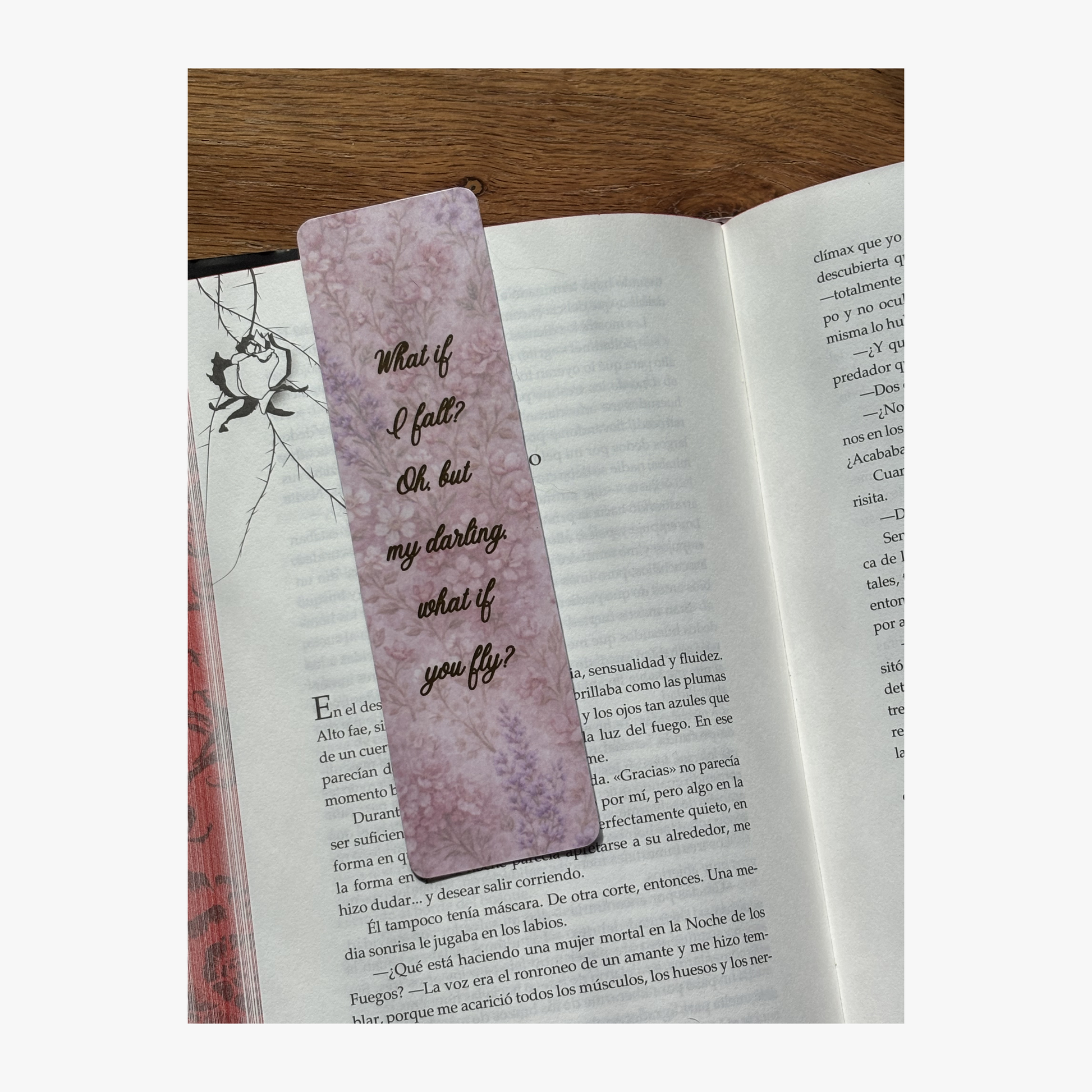 marcapaginas de lectura con frase what if i fall oh but my darling what if you fly colocado en un libro Rasdelma