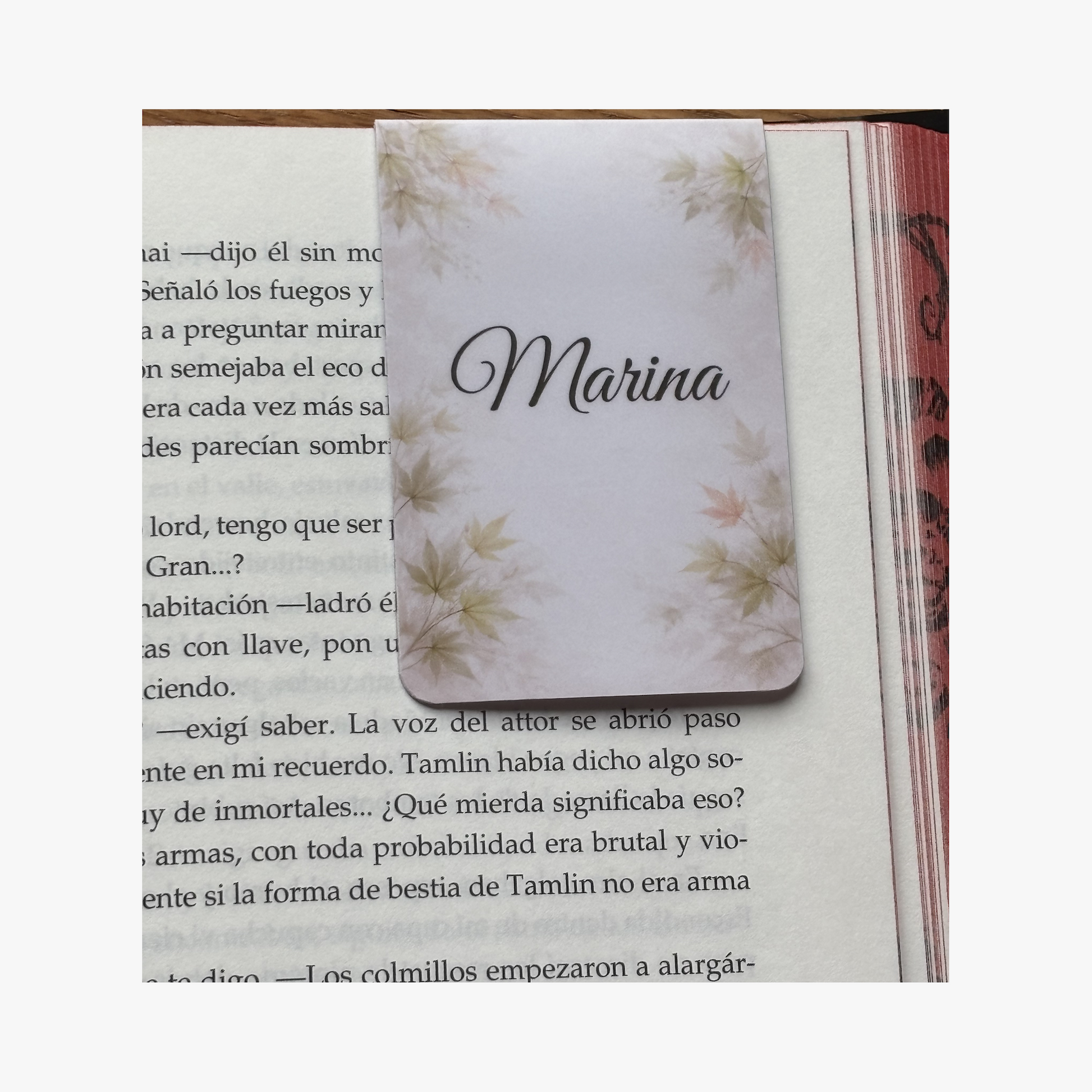 Marcapáginas magnético personalizado con nombre con ilustración de acer colocado en un libro de Rasdelma.