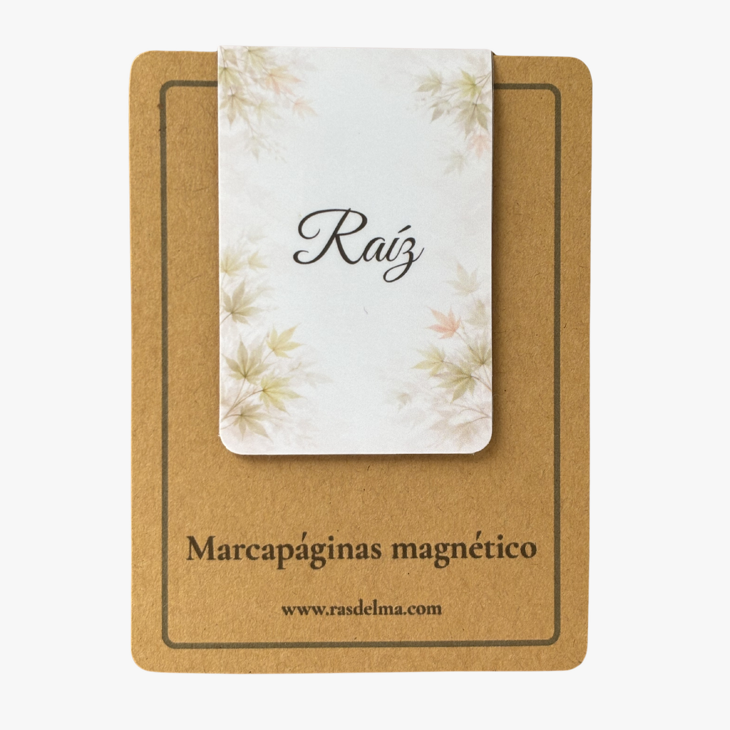 Marcapáginas magnético personalizado con nombre con ilustración de acer presentado en tarjeta de Rasdelma.