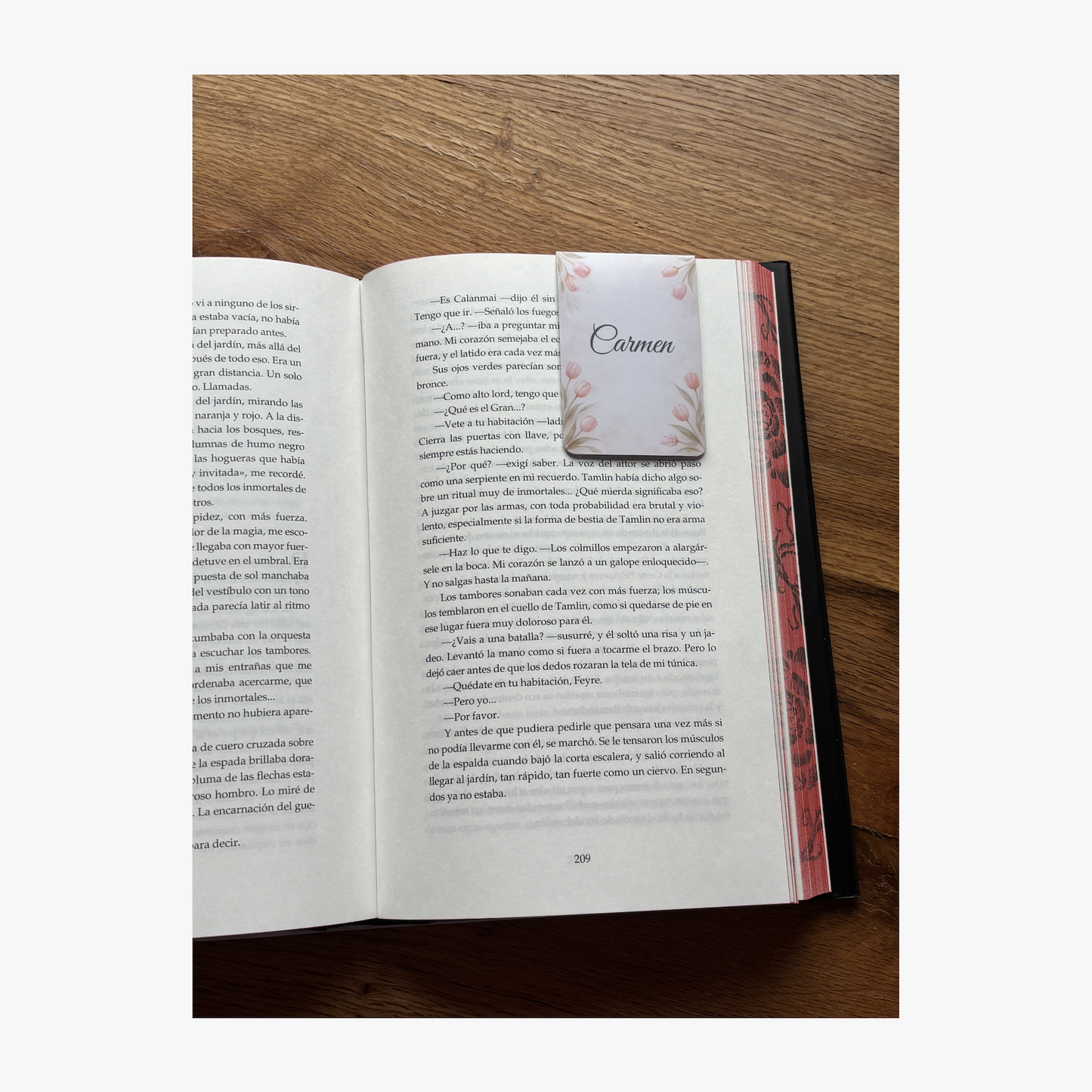 Marcapáginas magnético personalizado con nombre con ilustración de tulipanes colocado en un libro de Rasdelma.