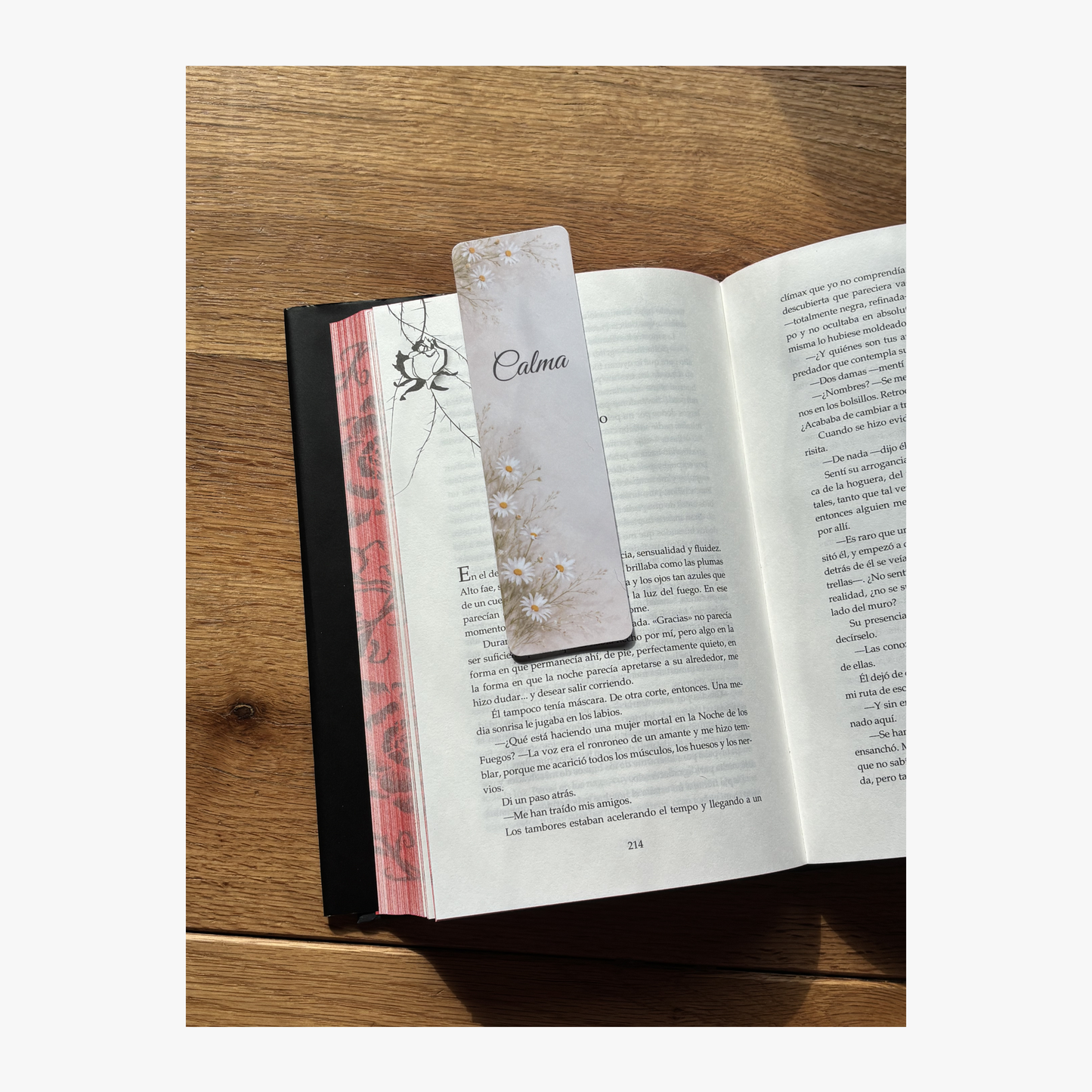 Marcapáginas personalizado con nombre diseño margaritas colocado dentro de un libro de Rasdelma.