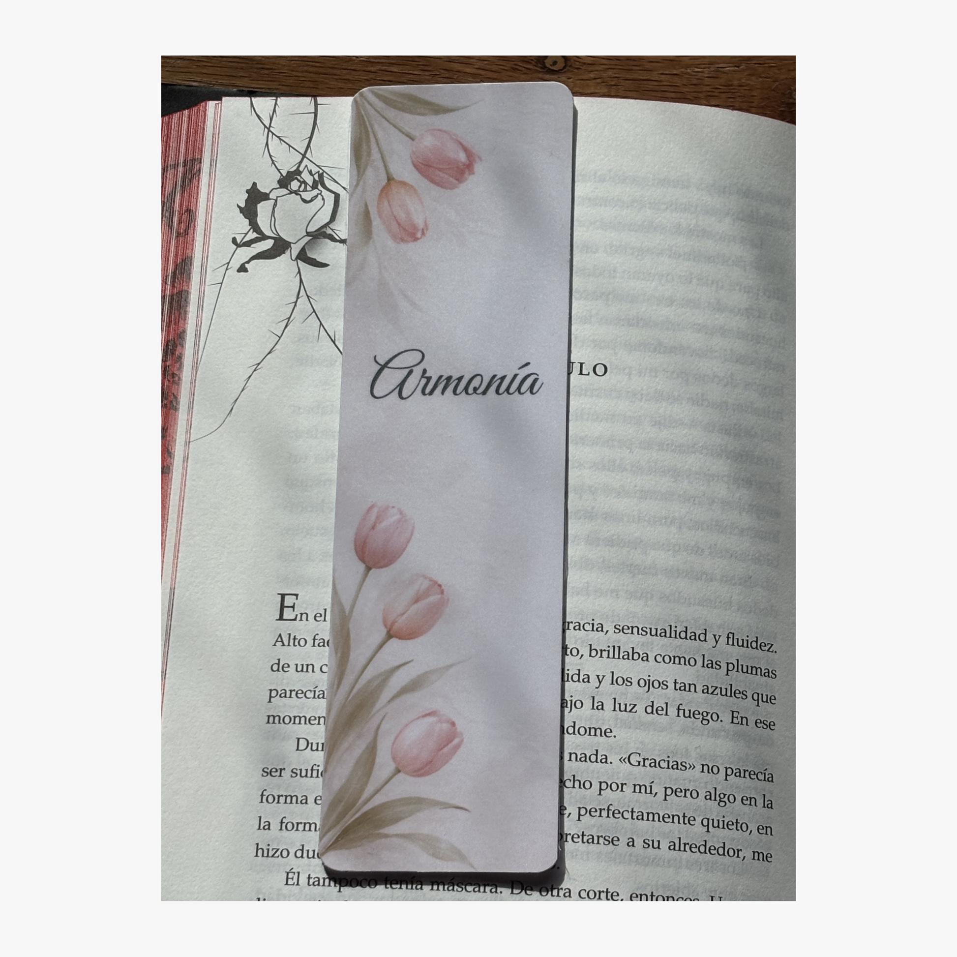 Marcapáginas personalizado con nombre diseño tulipanes colocado dentro de un libro de Rasdelma.